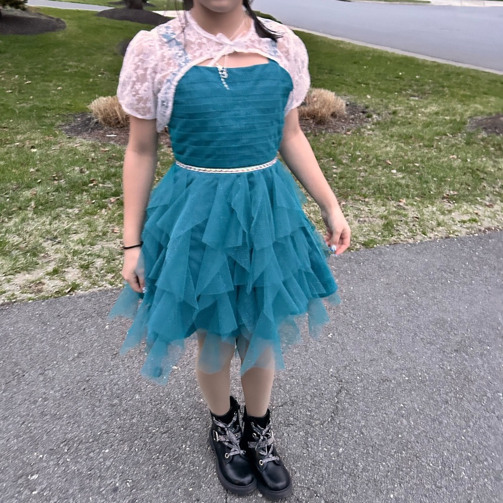 Girls white lace shrug. 10-11 yrs